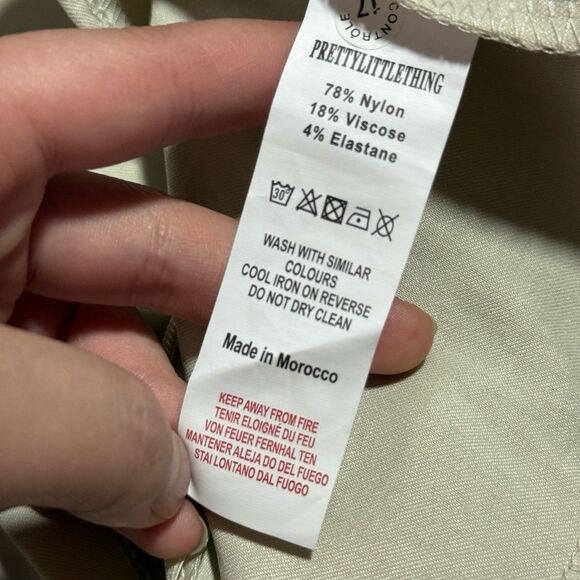 Pretty little thing Stone Stretch Woven Buckle Crop Top - Picture 5 of 8